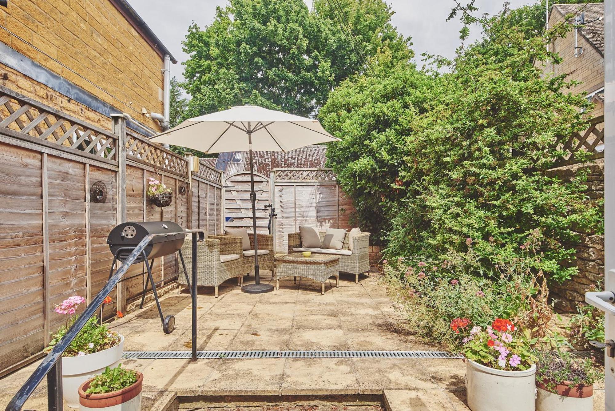 The Lansdowne Guest House Bourton-on-the-Water Ngoại thất bức ảnh A typical garden in the UK