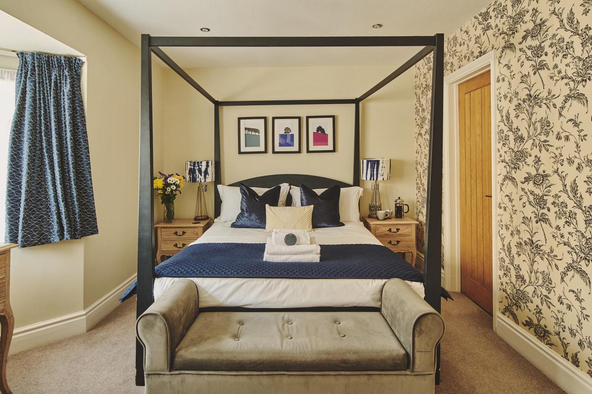 The Lansdowne Guest House Bourton-on-the-Water Phòng bức ảnh A bedroom at The Old Vicarage