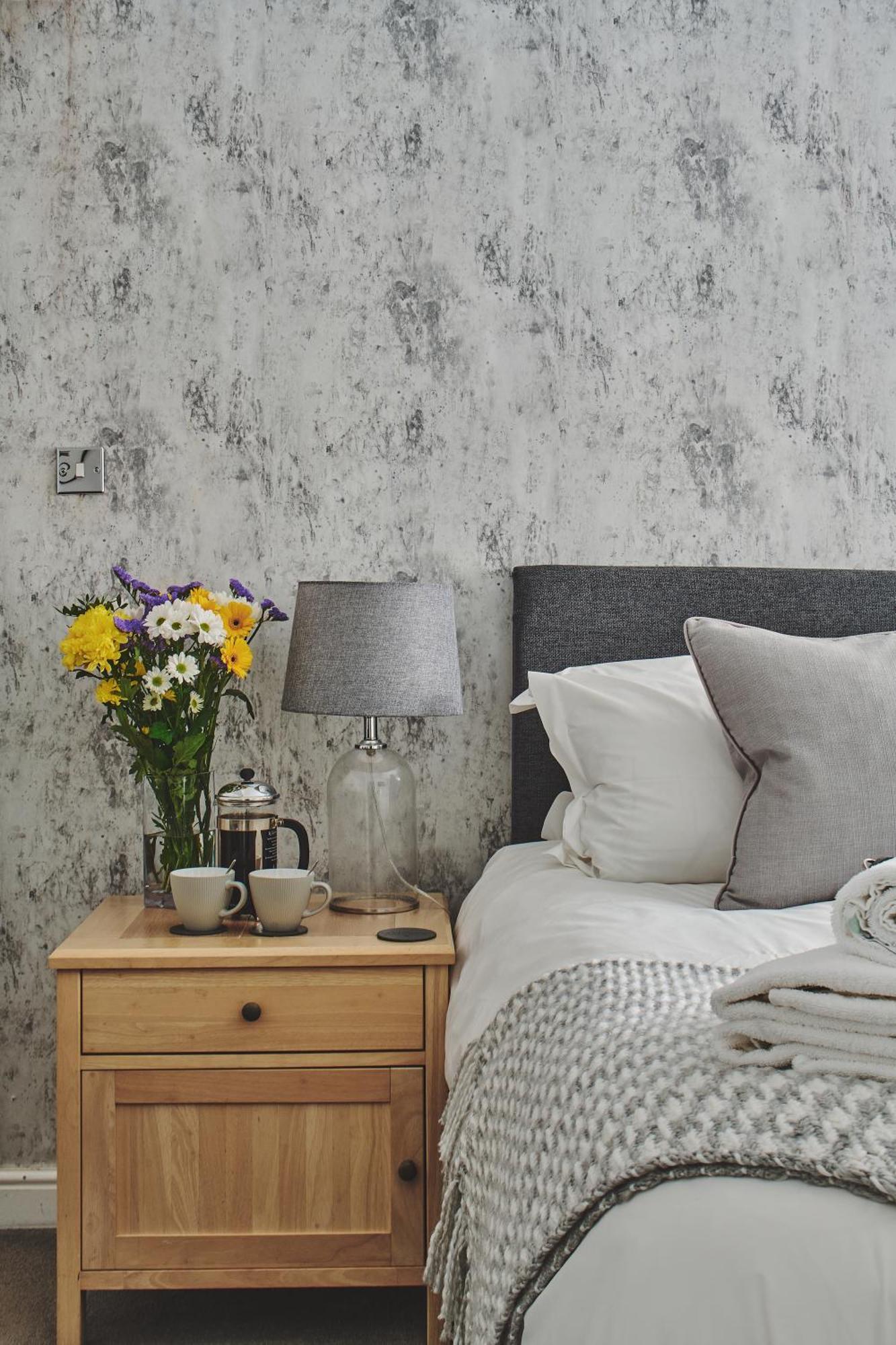 The Lansdowne Guest House Bourton-on-the-Water Phòng bức ảnh A bedroom with a bedside table
