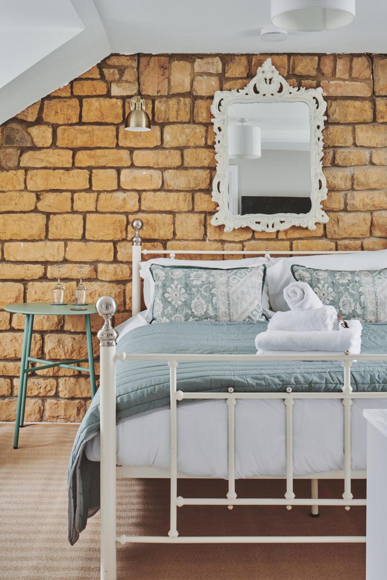The Lansdowne Guest House Bourton-on-the-Water Ngoại thất bức ảnh A bed with a duvet