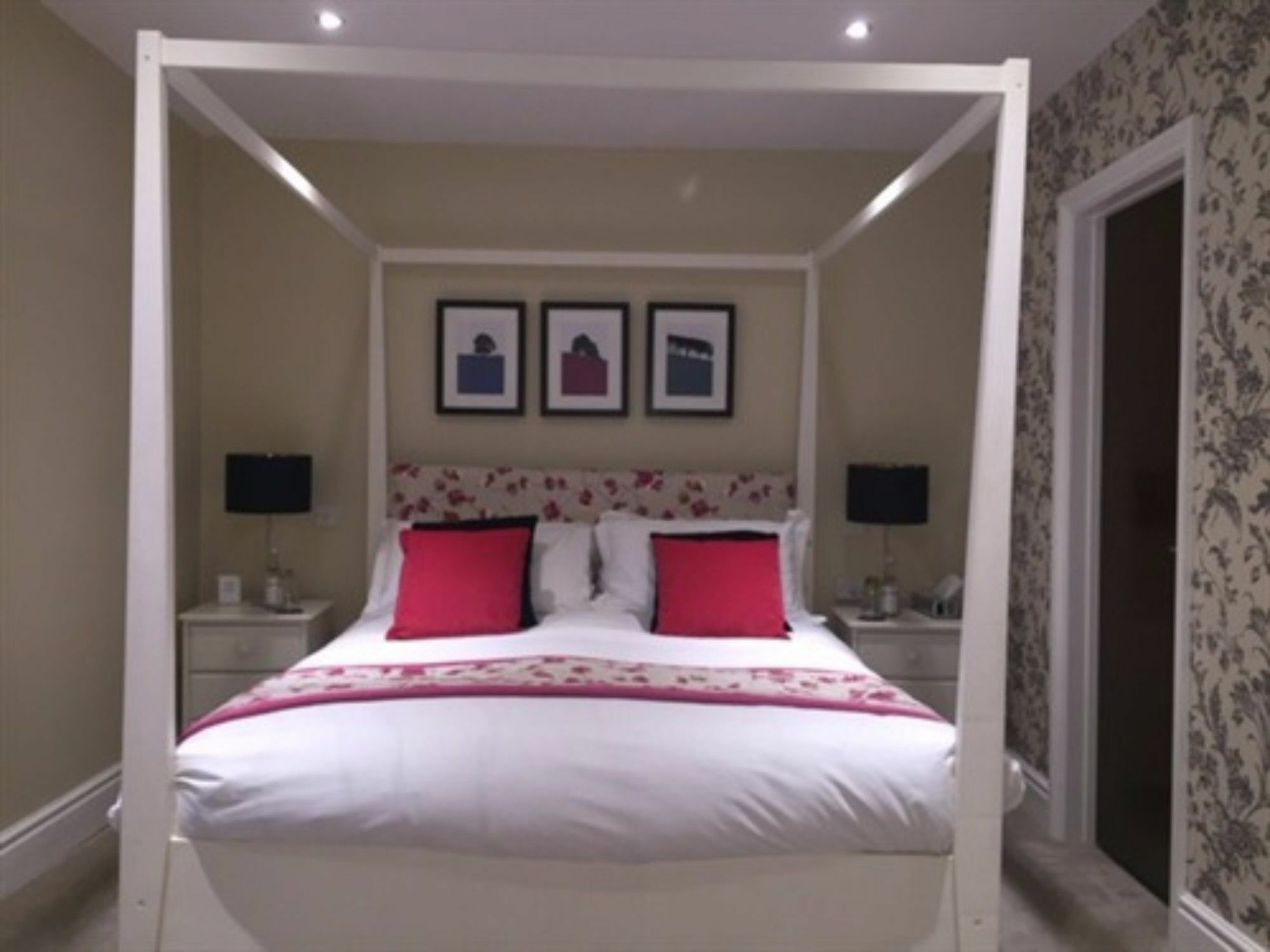 The Lansdowne Guest House Bourton-on-the-Water Ngoại thất bức ảnh A bedroom at the hotel